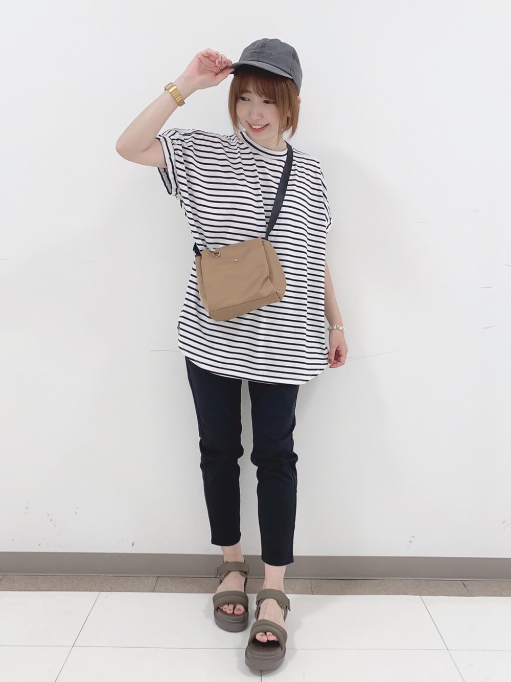 ブラック系のTシャツ/カットソー、ブラック系のその他パンツ、ベージュ系のサンダルを着用したレディースの夏コーディネートの4枚目の写真