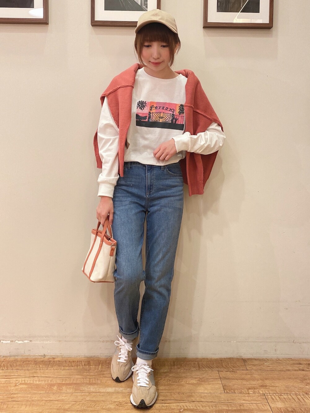 ホワイト系のTシャツ/カットソー、ピンク系のカーディガン/ボレロ、ブルー系のデニムパンツを着用したレディースの冬コーディネートの2枚目の写真