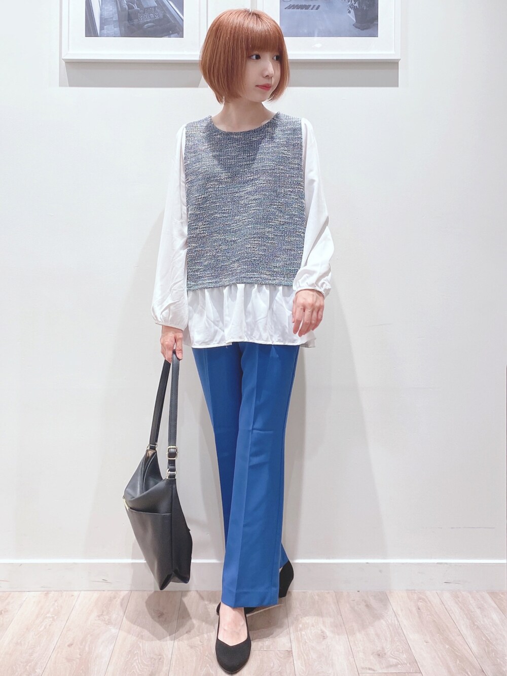 グリーン系のTシャツ/カットソー、ブルー系のその他パンツ、ブラック系のショルダーバッグを着用したレディースの秋コーディネートの4枚目の写真