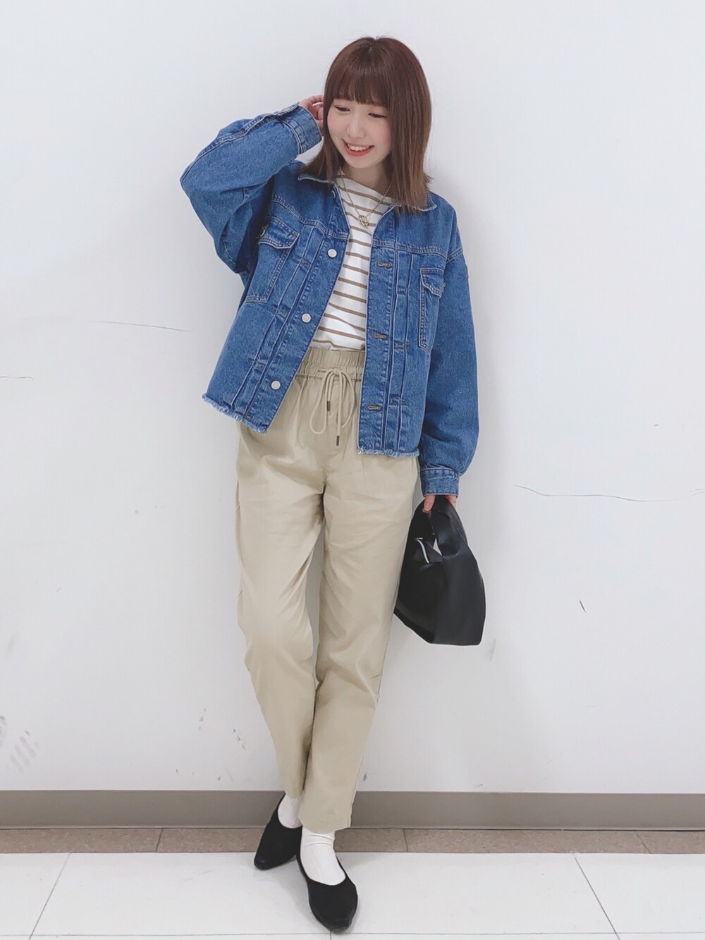 ブルー系のデニムジャケット、ベージュ系のTシャツ/カットソー、ベージュ系のその他パンツを着用したレディースの春コーディネートの4枚目の写真