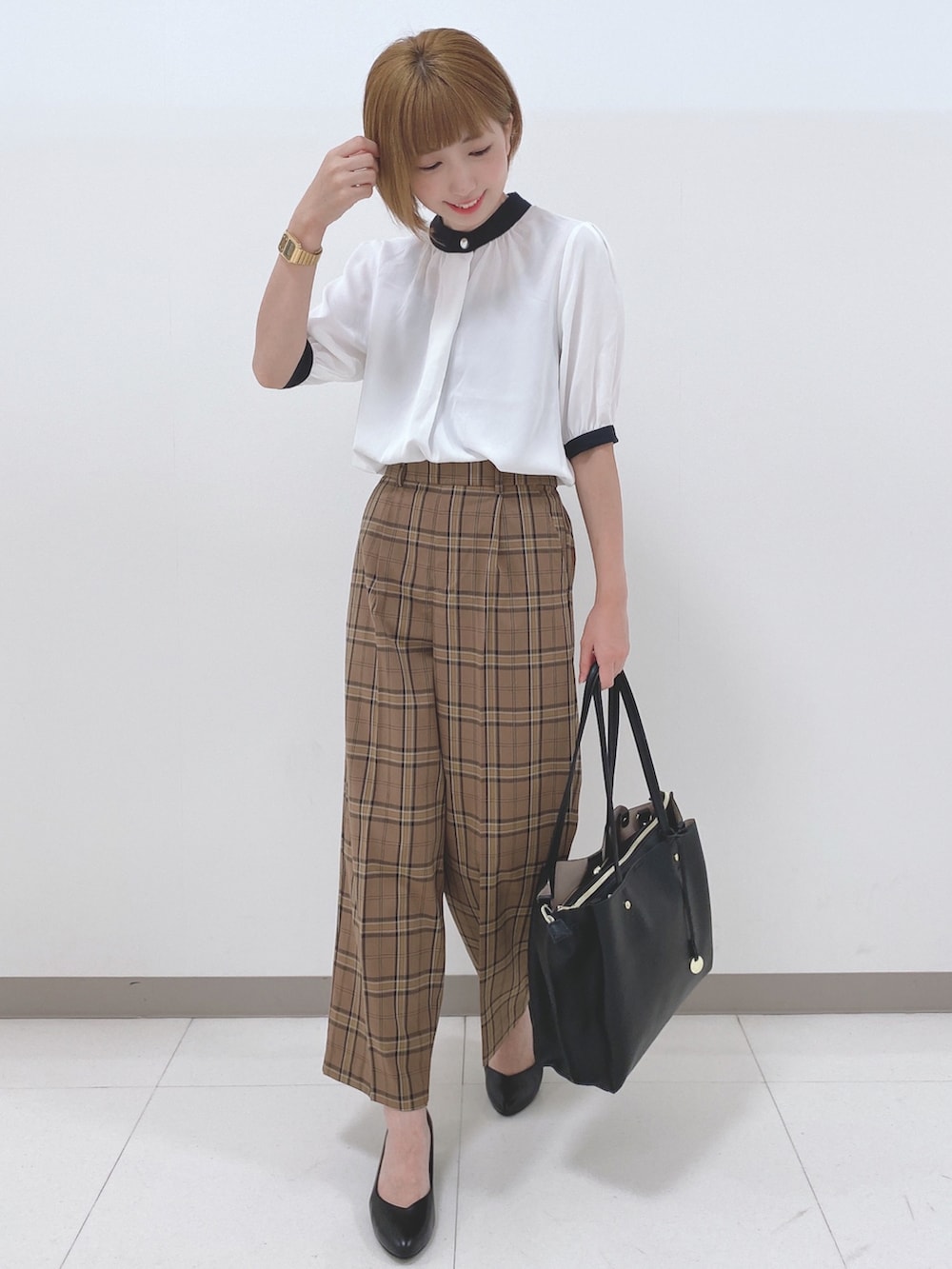 ホワイト系のシャツ/ブラウス、ベージュ系のパンツ、ブラック系のパンプスを着用したレディースの夏コーディネートの4枚目の写真