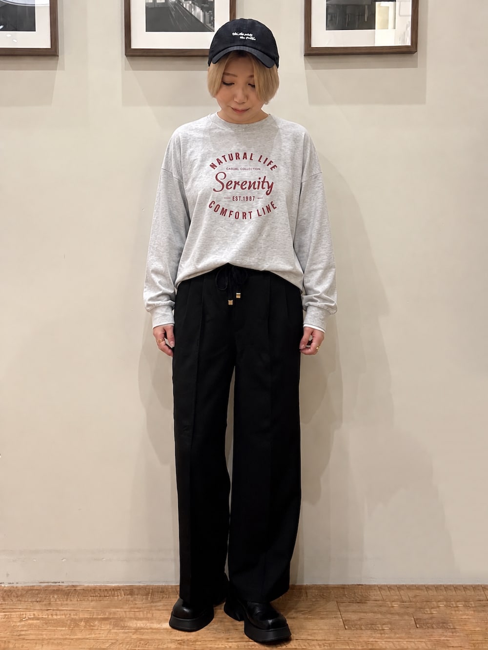 レッド系のカーディガン/ボレロ、グレー系のTシャツ/カットソー、ブラック系のその他パンツを着用したレディースの秋コーディネートの5枚目の写真