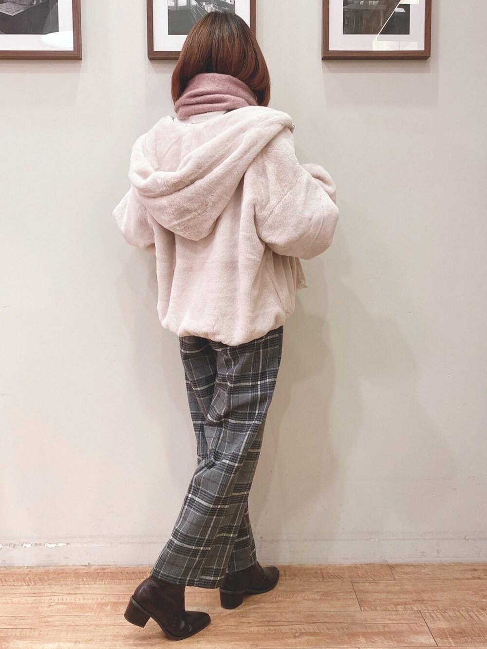 ベージュ系のブルゾン、グレー系のその他パンツ、ブラウン系のブーツを着用したレディースの冬コーディネートの3枚目の写真