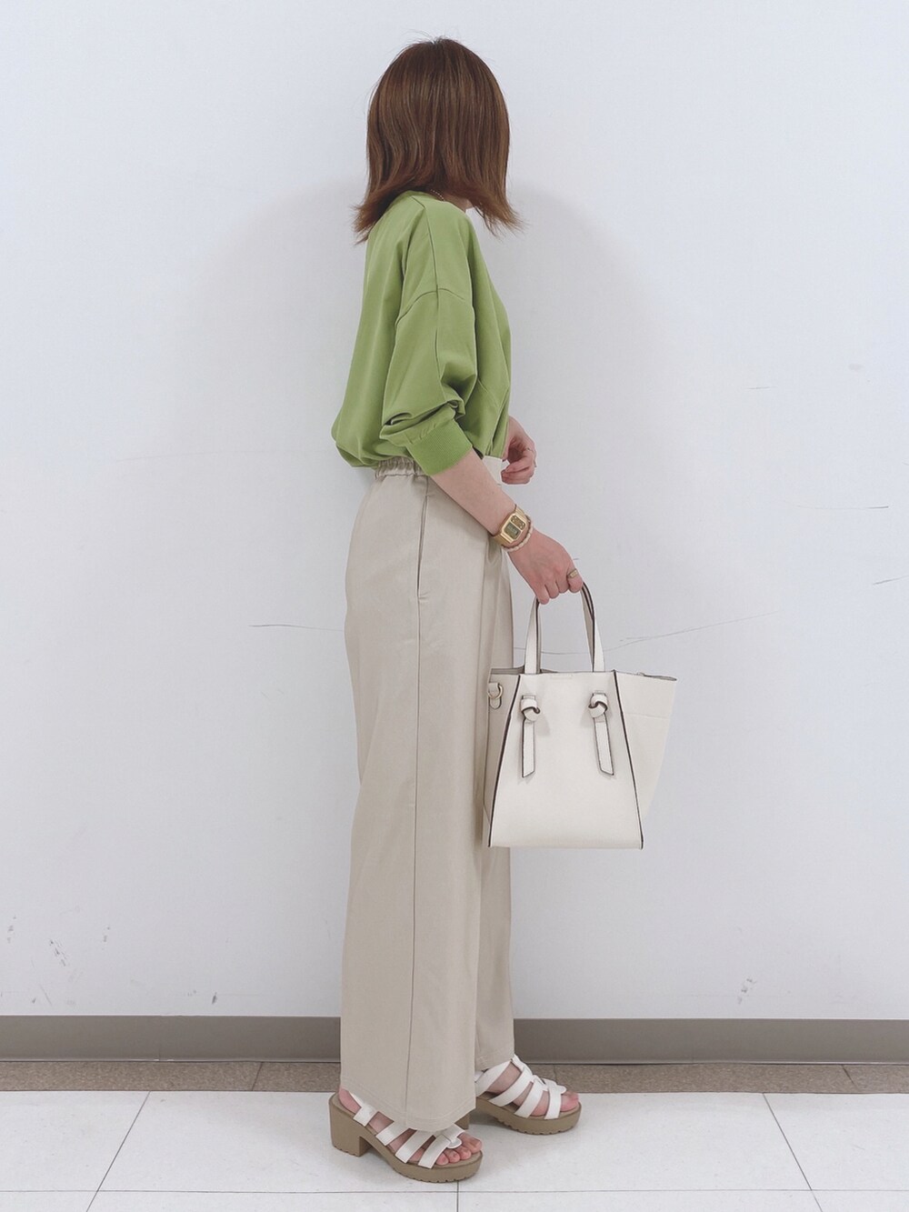 グリーン系のシャツ/ブラウス、ベージュ系のその他パンツ、ホワイト系のサンダルを着用したレディースの春コーディネートの2枚目の写真