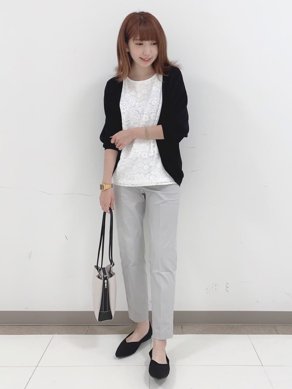 ホワイト系のTシャツ/カットソー、ブラック系のカーディガン/ボレロ、グレー系のその他パンツを着用したレディースの春コーディネートの4枚目の写真