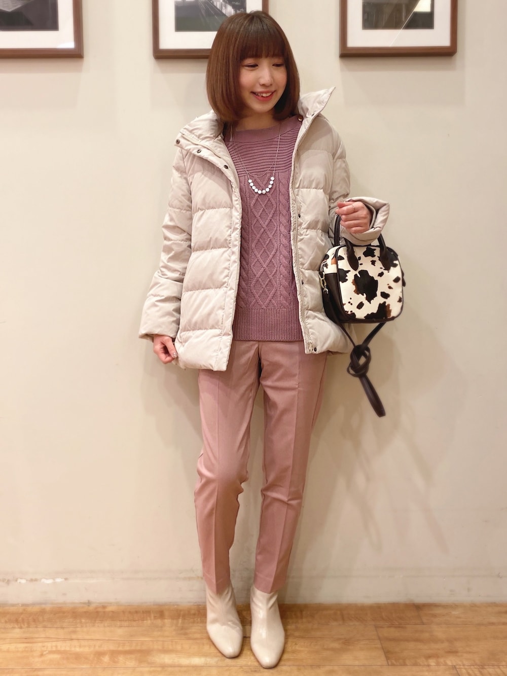ピンク系のその他パンツ、ピンク系のニット/セーター、ブラウン系のショルダーバッグを着用したレディースの冬コーディネートの3枚目の写真