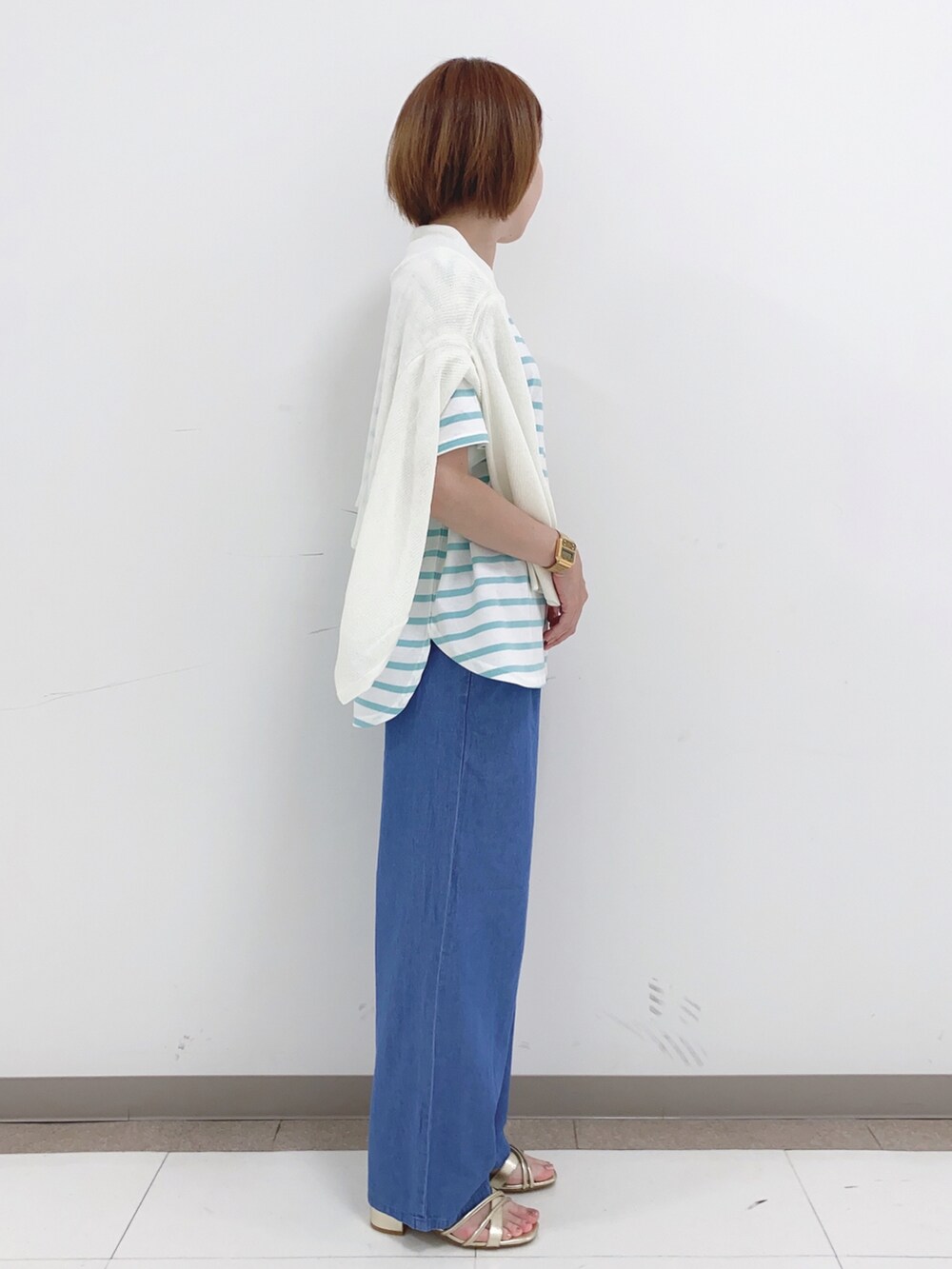ホワイト系のカーディガン/ボレロ、グリーン系のTシャツ/カットソー、ブルー系のその他パンツを着用したレディースの夏コーディネートの2枚目の写真