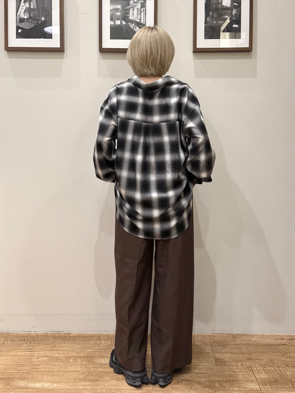 グレー系のシャツ/ブラウス、ブラック系のTシャツ/カットソー、ブラウン系のその他パンツを着用したレディースの秋コーディネートの5枚目の写真