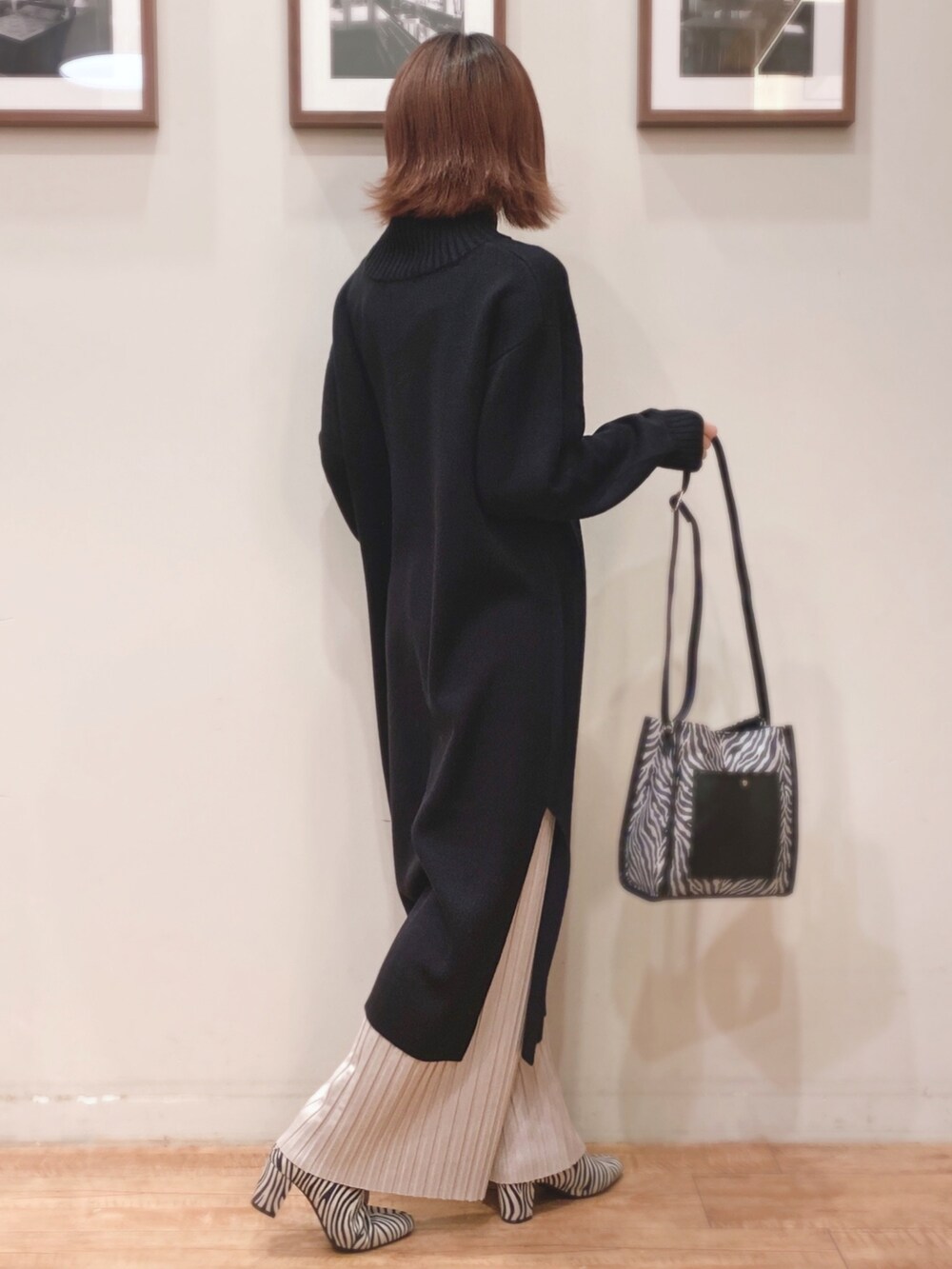 ブラック系のショルダーバッグ、ブラック系のワンピース、グレー系のその他パンツを着用したレディースの秋コーディネートの2枚目の写真