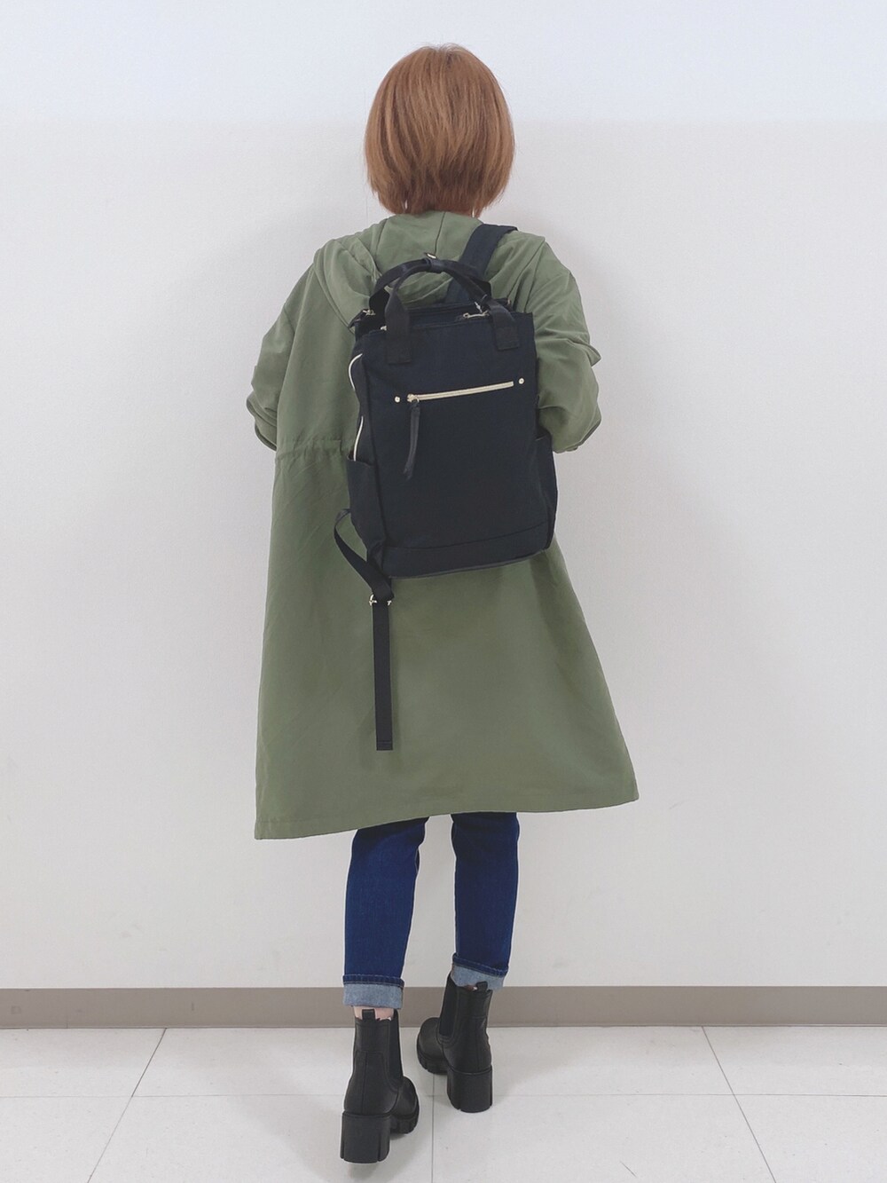 グリーン系のその他アウター、ベージュ系のTシャツ/カットソー、ブルー系のデニムパンツを着用したレディースの秋コーディネートの3枚目の写真