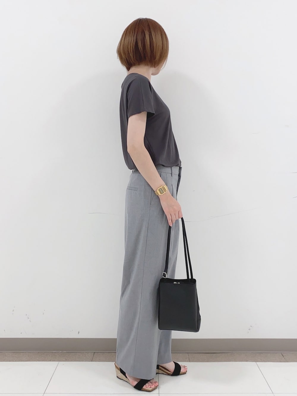 グレー系のTシャツ/カットソー、グレー系のその他パンツ、ブラック系のサンダルを着用したレディースの夏コーディネートの2枚目の写真