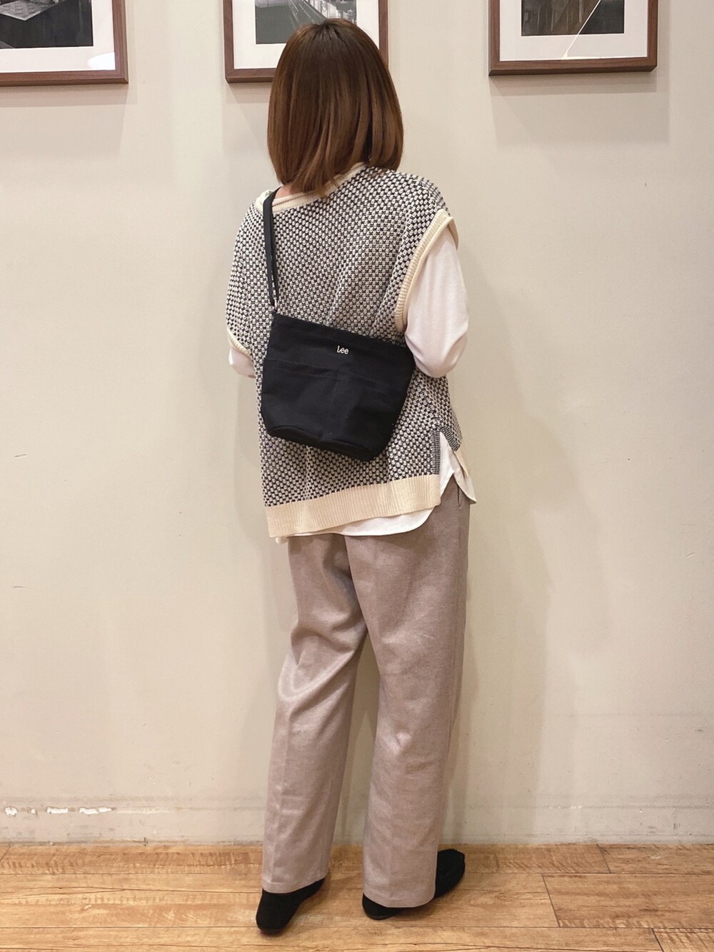 ブラウン系のその他パンツ、ブラック系のその他シューズ、ブラック系のショルダーバッグを着用したレディースの冬コーディネートの2枚目の写真