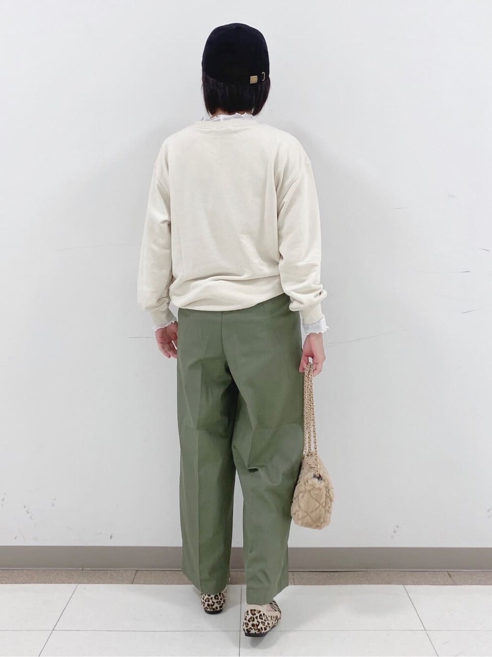 イエロー系のパンプスを着用したレディースの秋コーディネートの3枚目の写真
