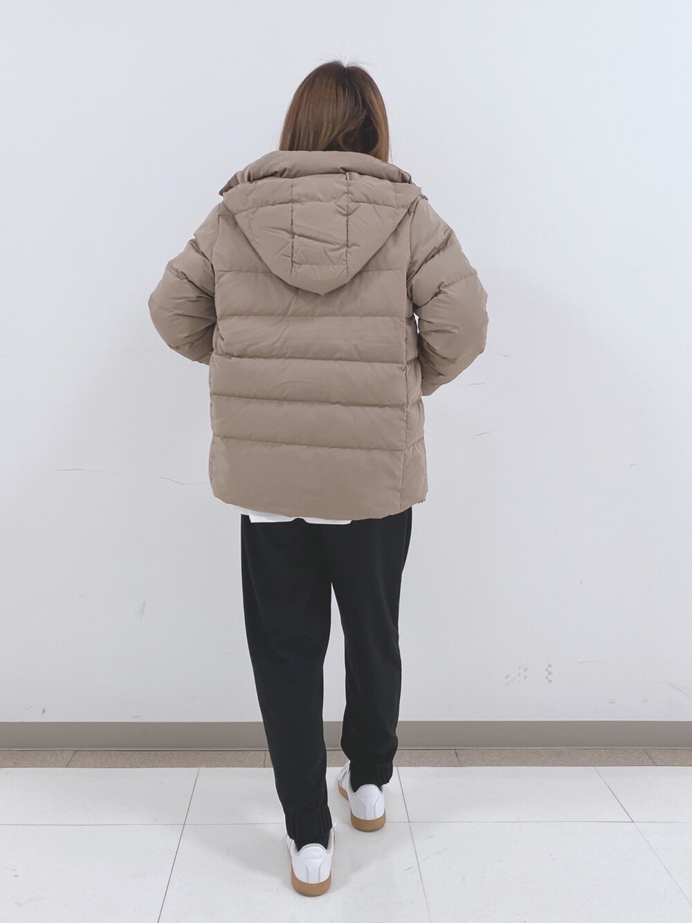 ベージュ系のダウンジャケット/コート、ブラック系のスウェット、ブラック系のその他パンツを着用したレディースの冬コーディネートの3枚目の写真