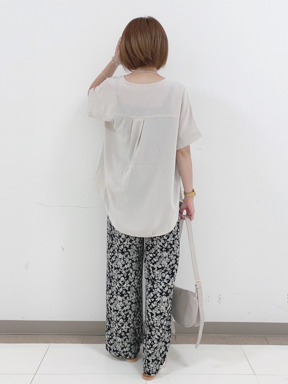 ベージュ系のシャツ/ブラウス、ブラック系のその他パンツ、ホワイト系のショルダーバッグを着用したレディースの夏コーディネートの3枚目の写真
