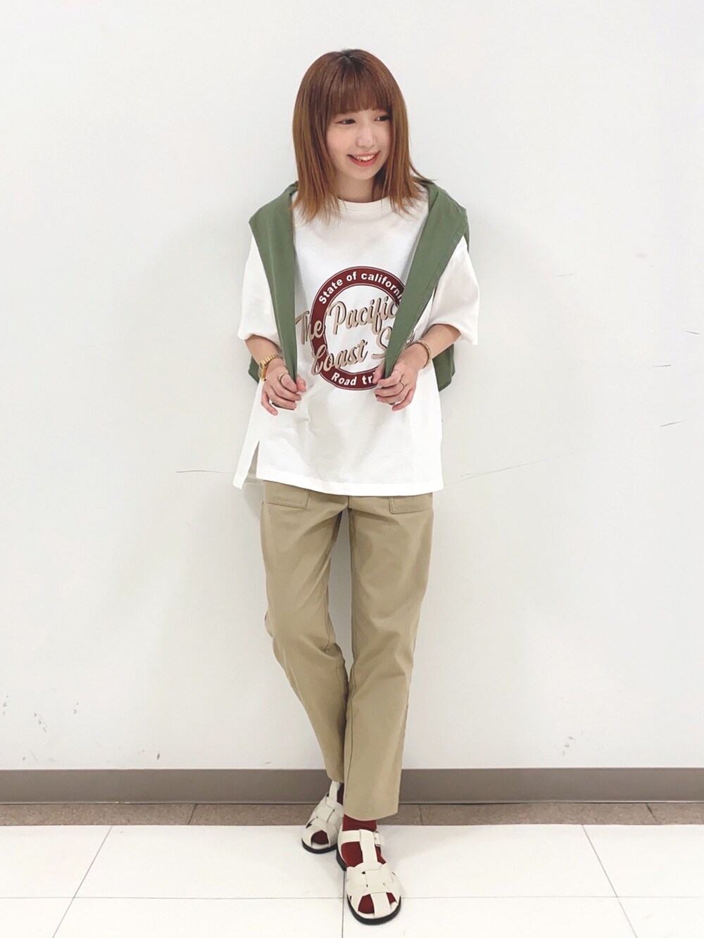 グリーン系のシャツ/ブラウス、ホワイト系のTシャツ/カットソー、ベージュ系のその他パンツを着用したレディースの春コーディネートの4枚目の写真