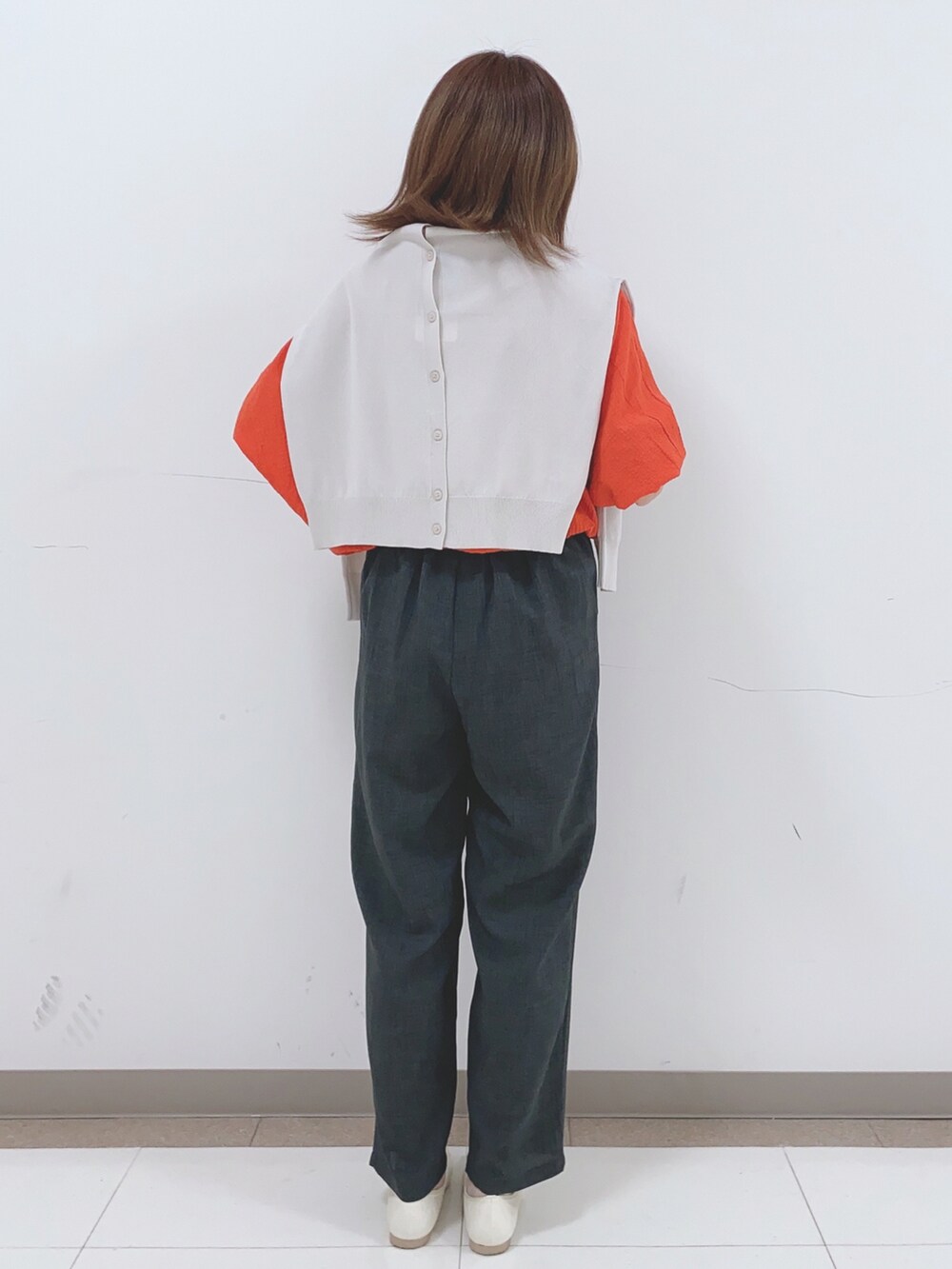 グレー系のカーディガン/ボレロ、オレンジ系のシャツ/ブラウス、グレー系のその他パンツを着用したレディースの春コーディネートの3枚目の写真