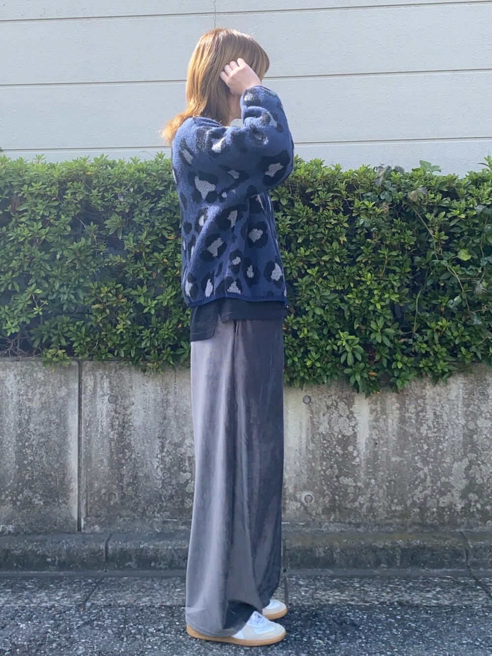 ブルー系のカーディガン/ボレロ、グレー系のその他パンツを着用したレディースの秋コーディネートの3枚目の写真