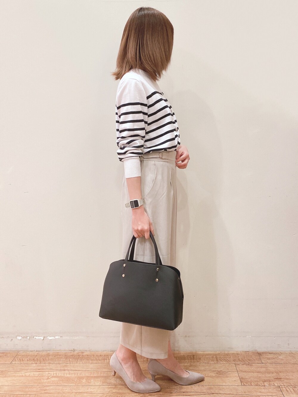 ホワイト系のカーディガン/ボレロ、ベージュ系のその他パンツ、ブラック系のトートバッグを着用したレディースの春コーディネートの2枚目の写真