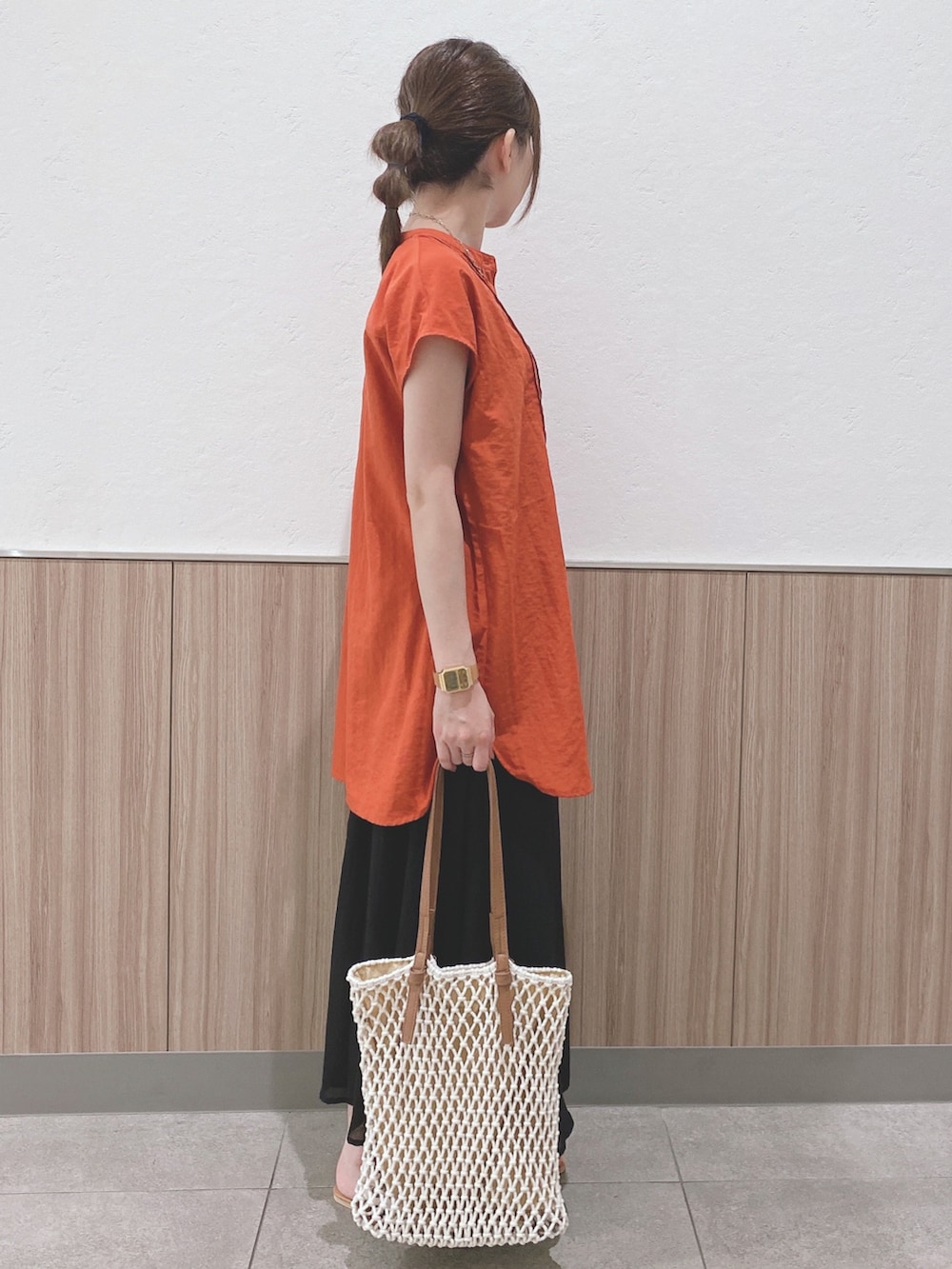 ピンク系のシャツ/ブラウス、ブラック系のスカート、ブラック系のサンダルを着用したレディースの夏コーディネートの2枚目の写真