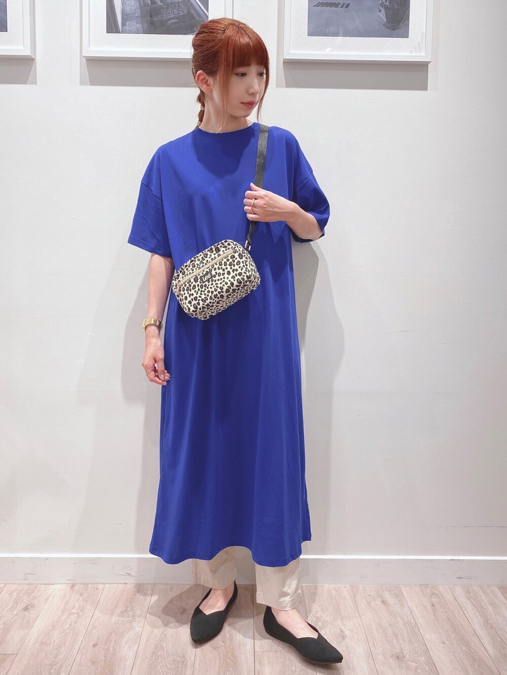 ブルー系のワンピース、ホワイト系のその他パンツ、ブラック系のパンプスを着用したレディースの夏コーディネートの4枚目の写真