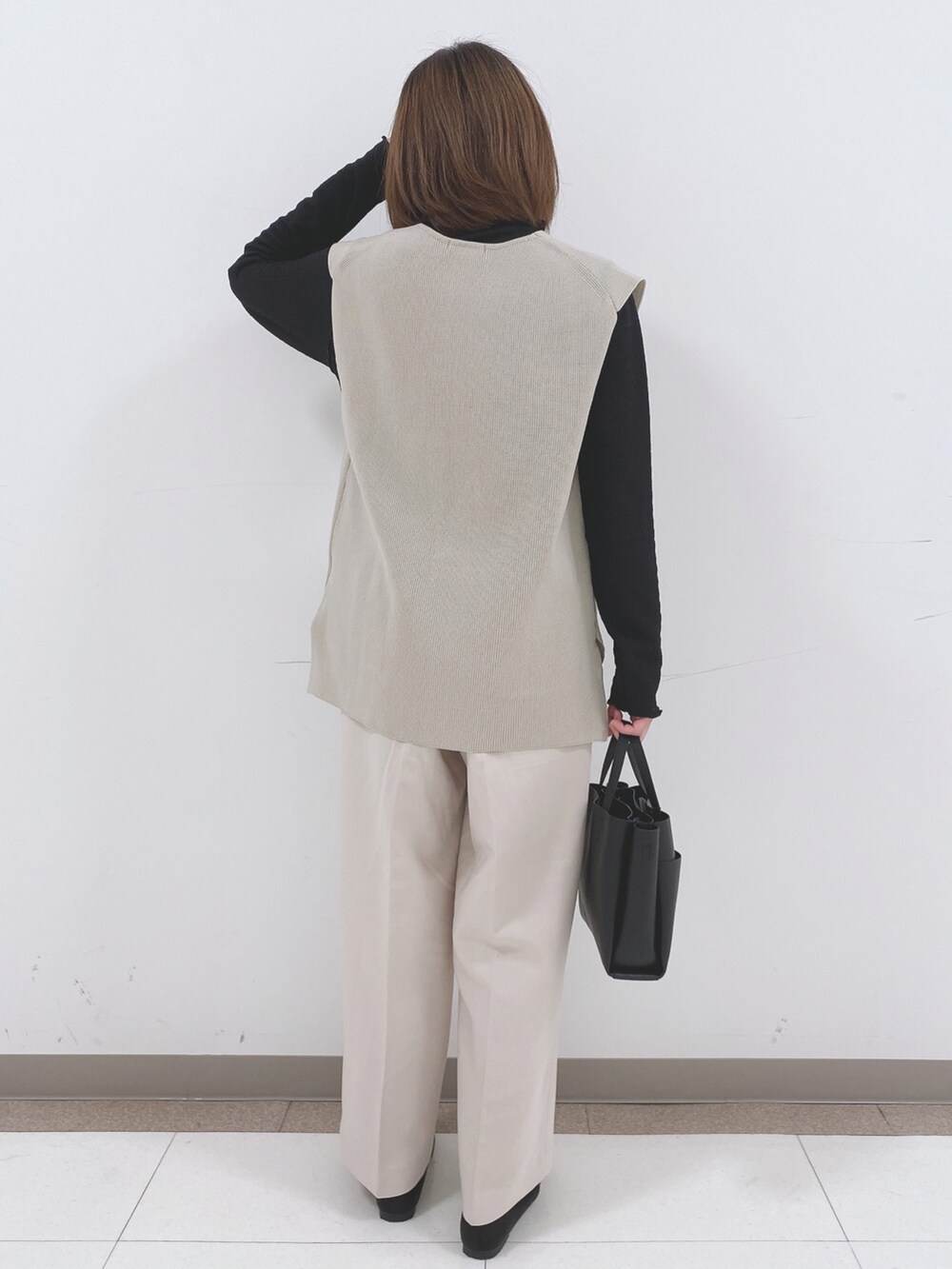 ベージュ系のベスト、ブラック系のTシャツ/カットソー、ベージュ系のその他パンツを着用したレディースの冬コーディネートの3枚目の写真