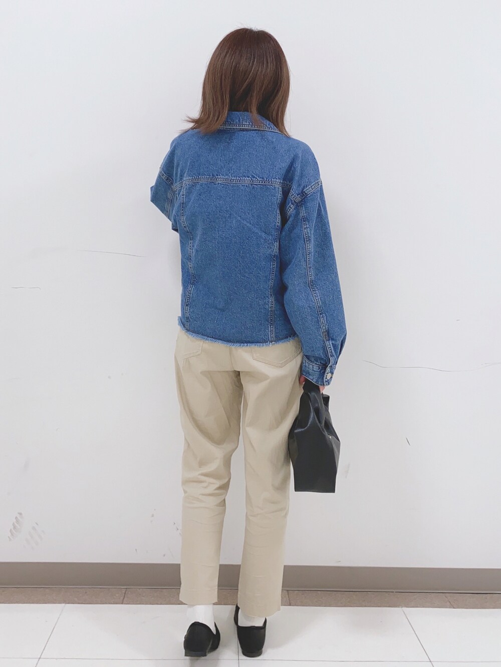 ブルー系のデニムジャケット、ベージュ系のTシャツ/カットソー、ベージュ系のその他パンツを着用したレディースの春コーディネートの3枚目の写真