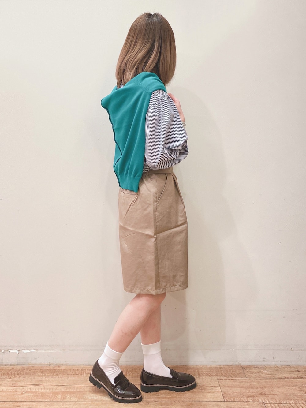 ブルー系のシャツ/ブラウス、グリーン系のカーディガン/ボレロ、ベージュ系のその他パンツを着用したレディースの春コーディネートの2枚目の写真