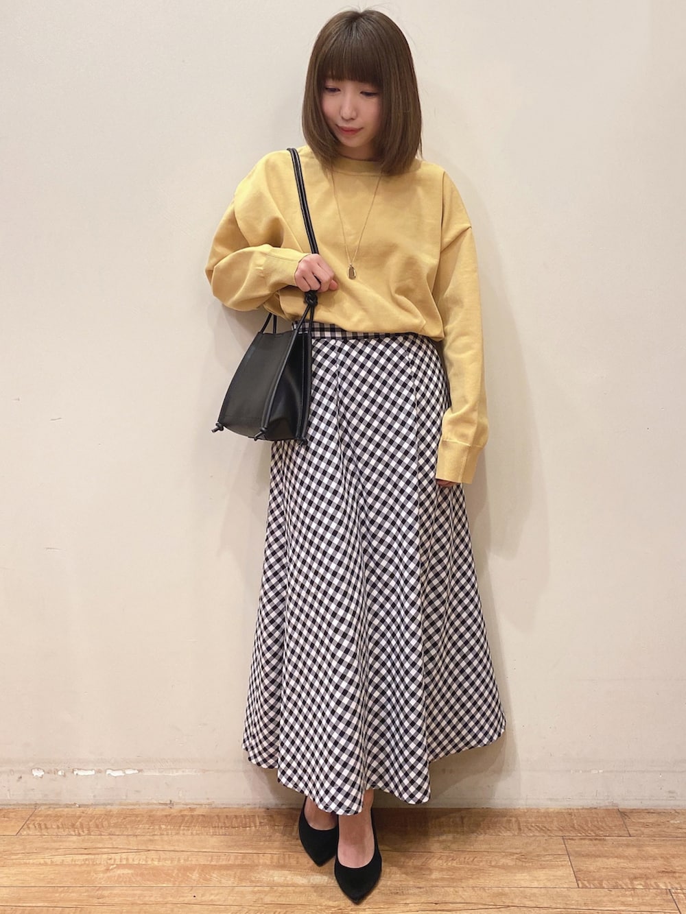 「お出かけコーデ、春コーデ、大人ガーリー、大人かわいい、イエロー、プチプラ、カーディガン、前後2way、シンプル、ギンガムチェック、スカート、ロングスカート、パンプス、ショルダーバッグ、シューラルー」｜「DRESKIPの前後2WAYニットカーディガン（ニット/セーター、イエロー系）」を使った、RA★SEさん（レディース・162cm）の春コーディネートの4枚目の写真