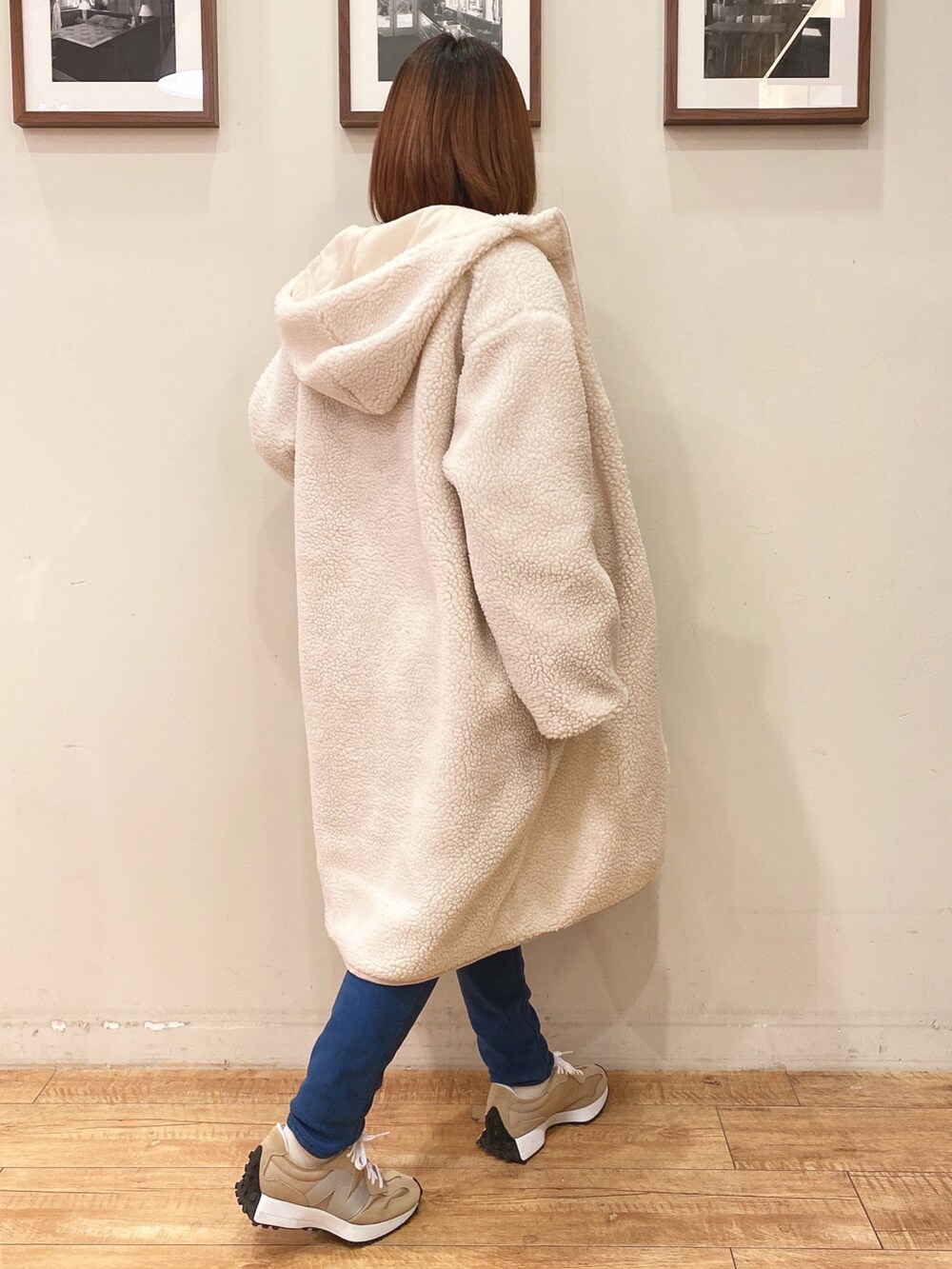 グレー系のショルダーバッグ、ホワイト系のその他アウター、ブルー系のその他パンツを着用したレディースの冬コーディネートの2枚目の写真