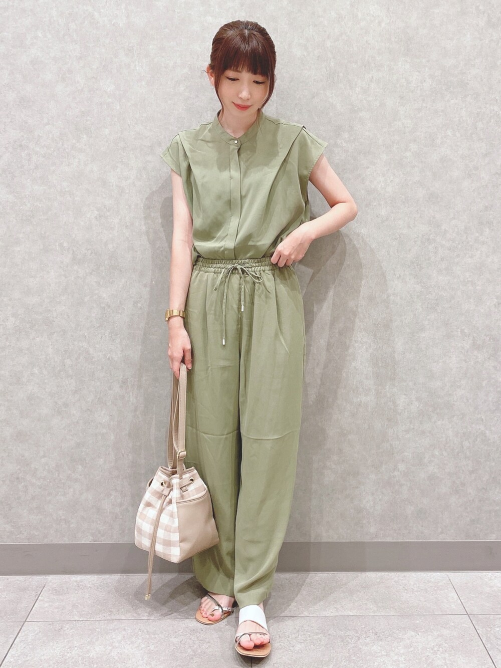 グリーン系のシャツ/ブラウス、グリーン系のその他パンツ、ベージュ系のサンダルを着用したレディースの夏コーディネートの4枚目の写真