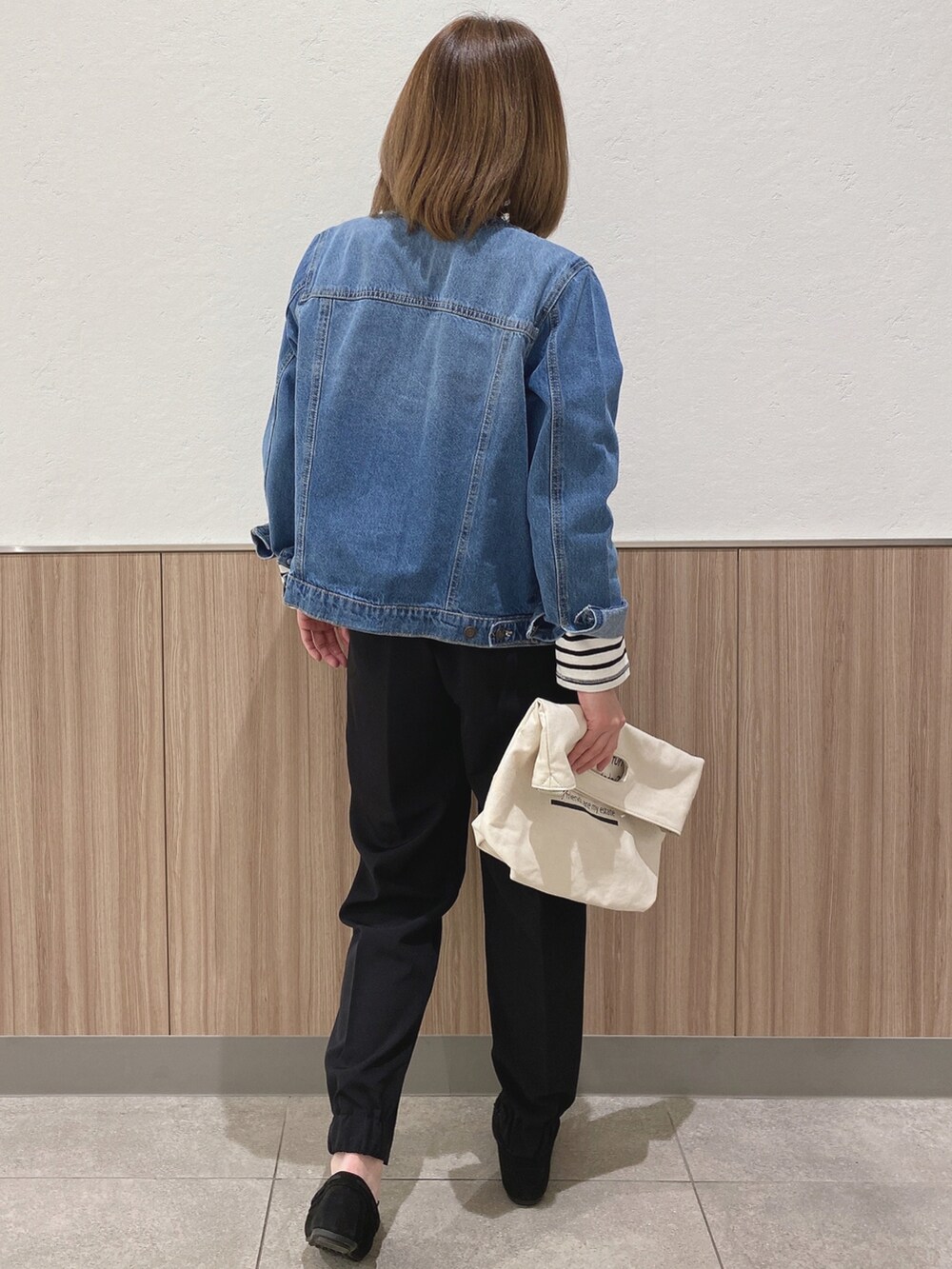 ブラック系のTシャツ/カットソー、ブルー系のデニムジャケット、ブラック系のその他パンツを着用したレディースの春コーディネートの3枚目の写真