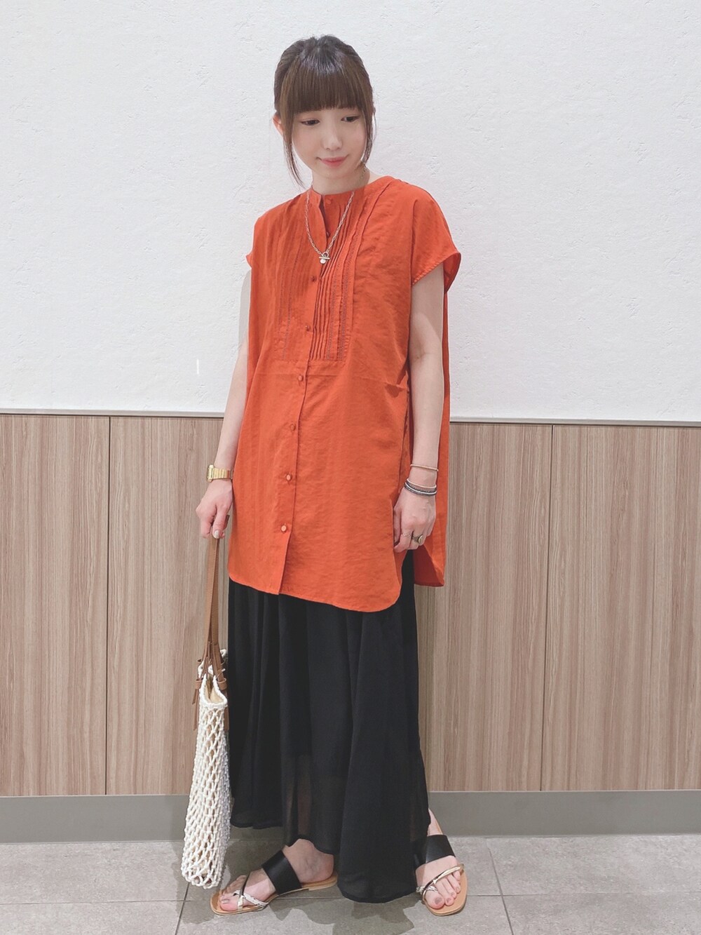 ピンク系のシャツ/ブラウス、ブラック系のスカート、ブラック系のサンダルを着用したレディースの夏コーディネートの4枚目の写真