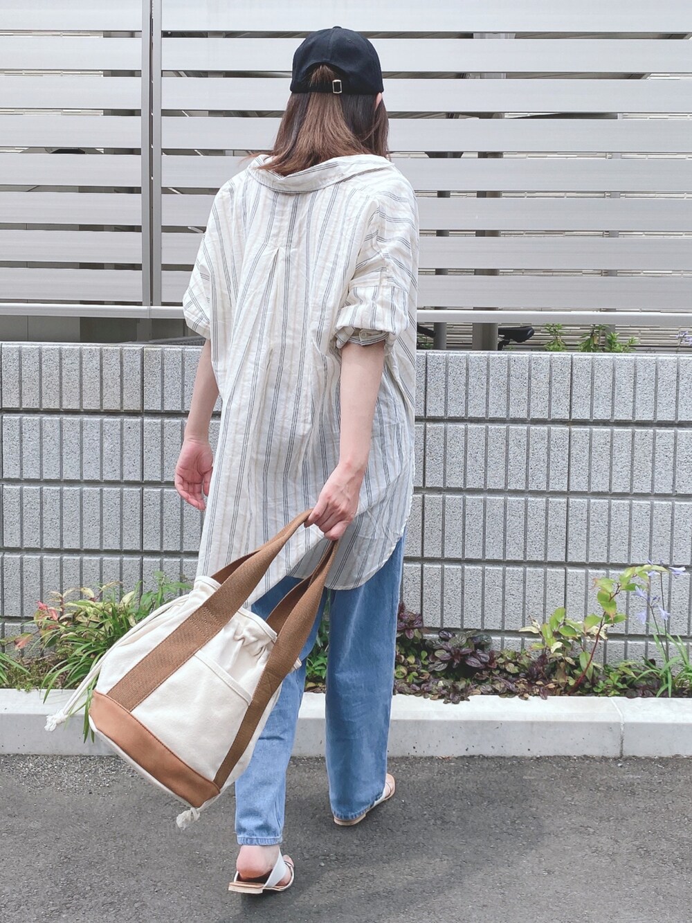 ホワイト系のTシャツ/カットソー、ホワイト系のシャツ/ブラウス、ブルー系のデニムパンツを着用したレディースの夏コーディネートの2枚目の写真