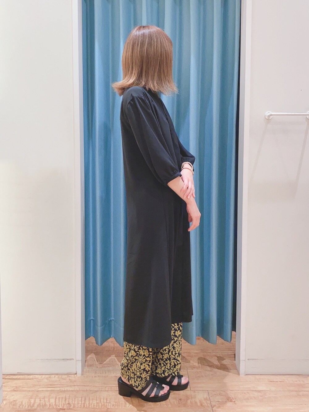 ブラック系のワンピース、イエロー系のその他パンツ、ブラック系のサンダルを着用したレディースの春コーディネートの2枚目の写真