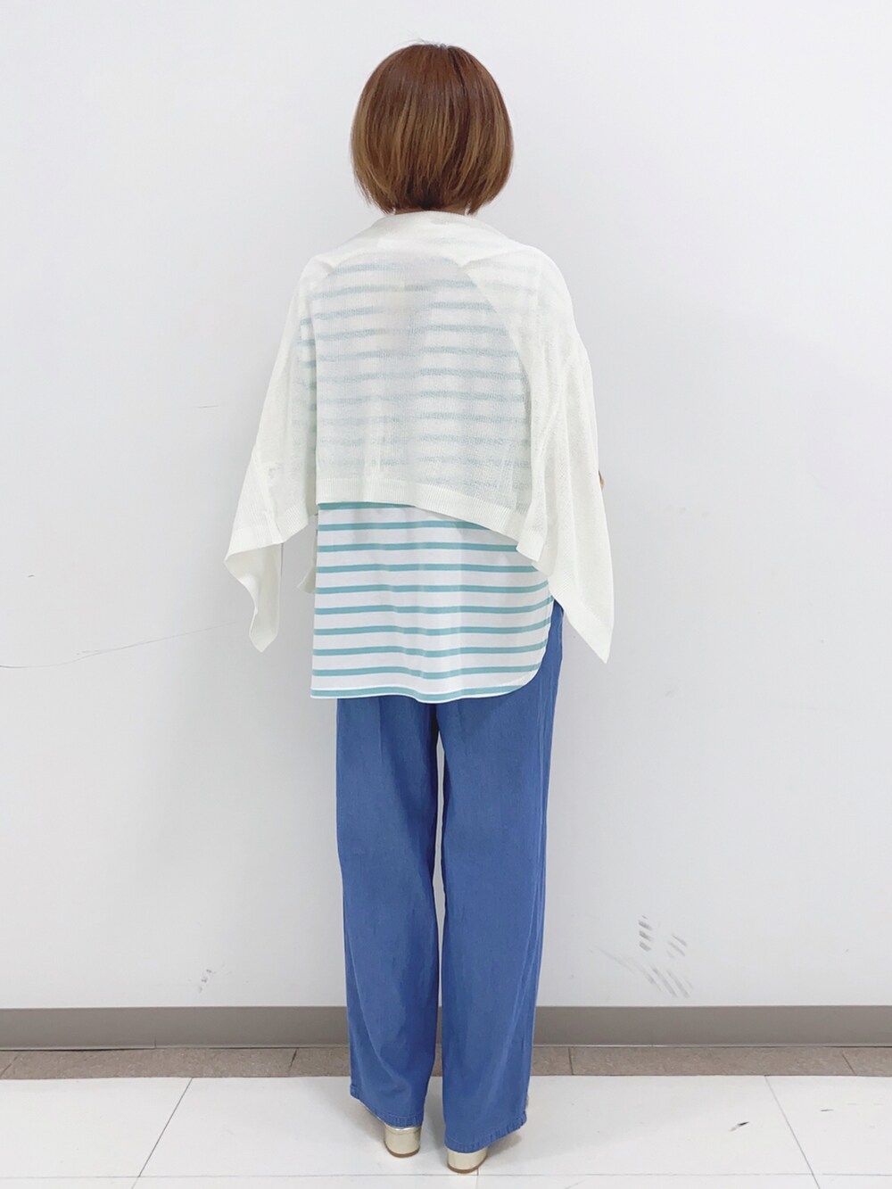 ホワイト系のカーディガン/ボレロ、グリーン系のTシャツ/カットソー、ブルー系のその他パンツを着用したレディースの夏コーディネートの3枚目の写真