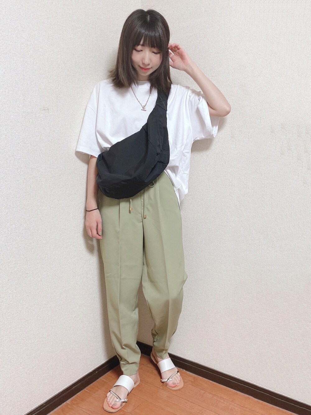 ホワイト系のTシャツ/カットソー、グリーン系のその他パンツ、ベージュ系のサンダルを着用したレディースの夏コーディネートの4枚目の写真
