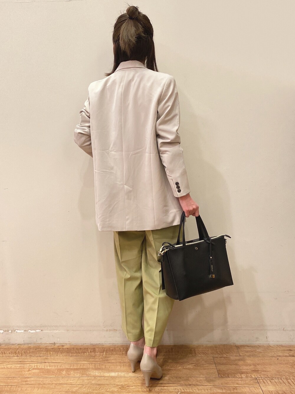 ベージュ系のテーラードジャケット、ブラック系のシャツ/ブラウス、イエロー系のその他パンツを着用したレディースの春コーディネートの3枚目の写真