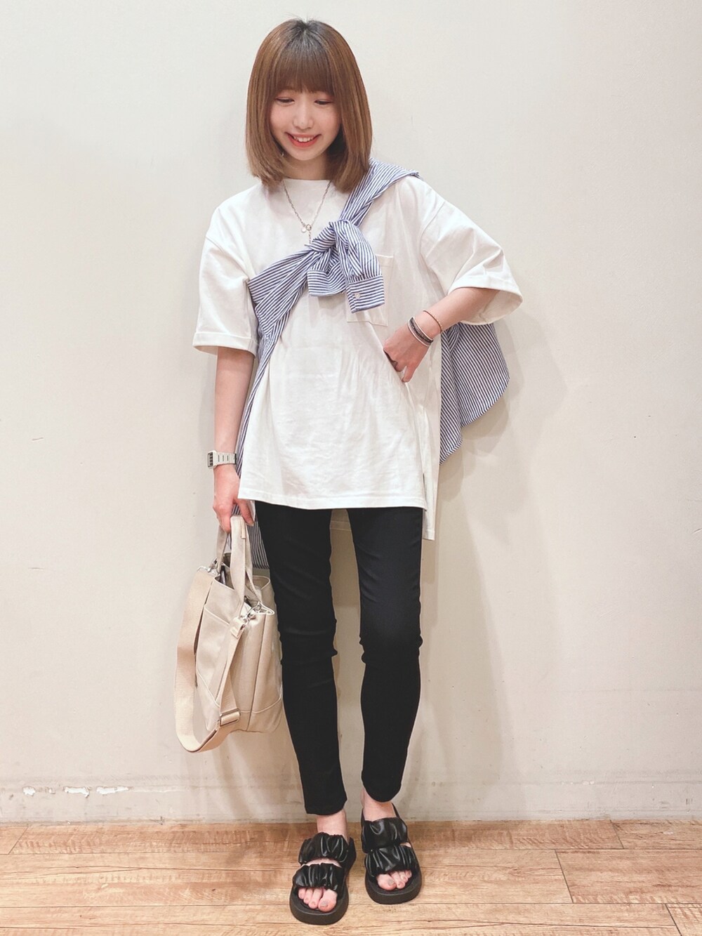 ホワイト系のTシャツ/カットソー、ブルー系のシャツ/ブラウス、ブラック系のその他パンツを着用したレディースの春コーディネートの4枚目の写真