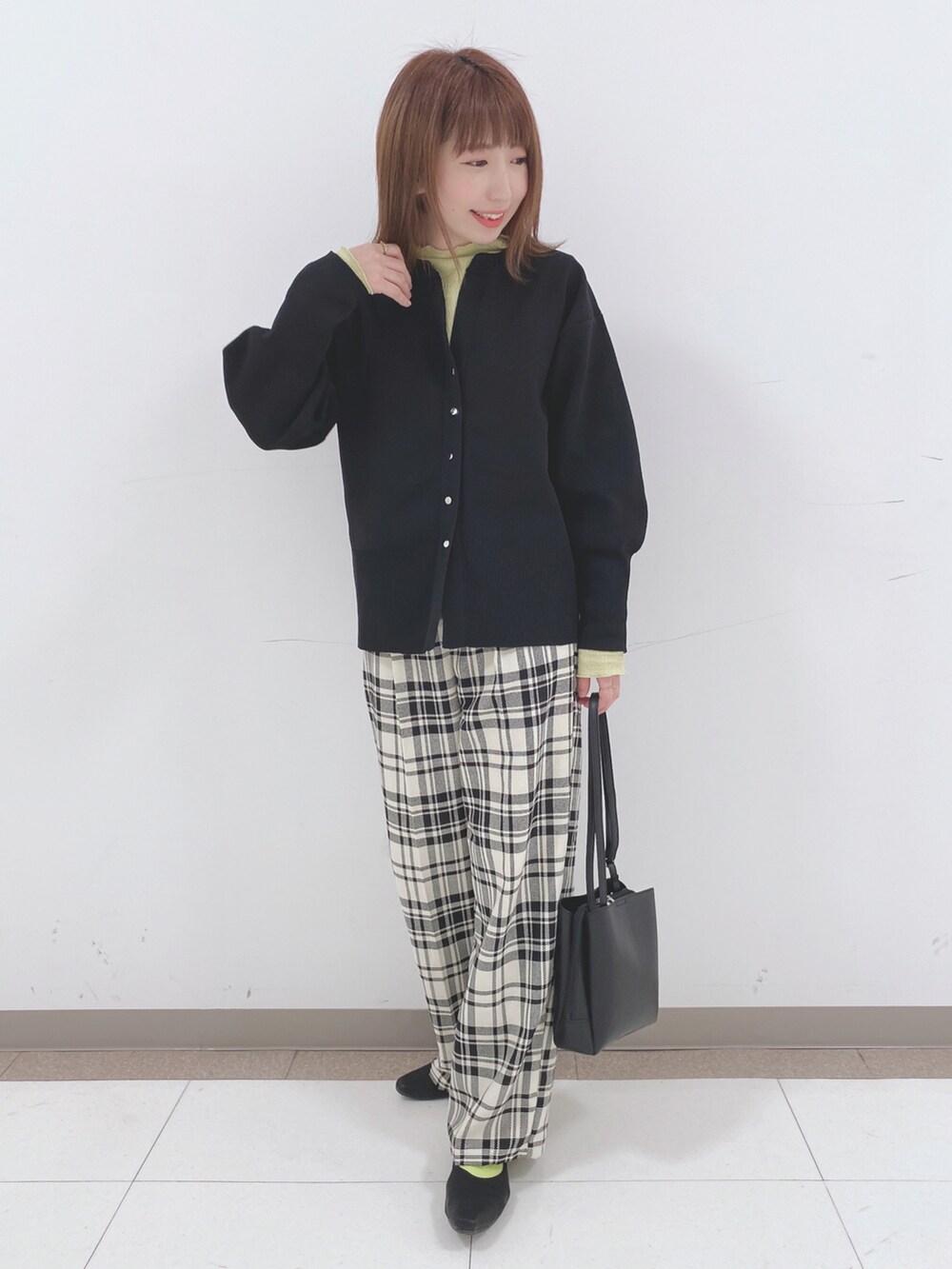 ブラック系のカーディガン/ボレロ、イエロー系のTシャツ/カットソー、ホワイト系のその他パンツを着用したレディースの春コーディネートの4枚目の写真