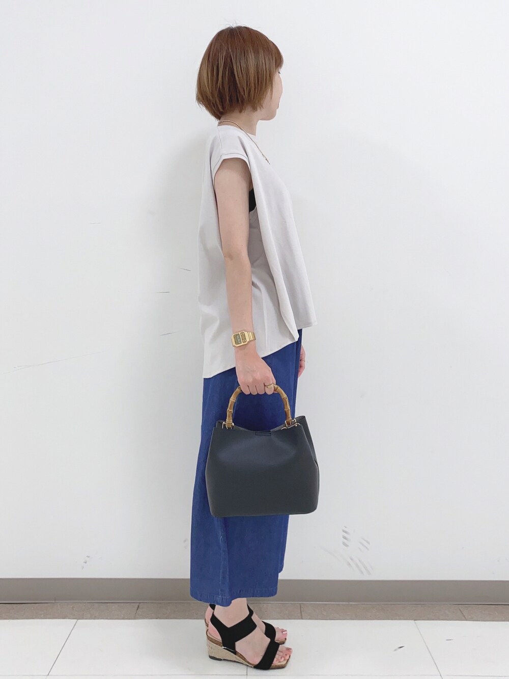 グレー系のTシャツ/カットソー、ブルー系のその他パンツ、ブラック系のサンダルを着用したレディースの夏コーディネートの2枚目の写真