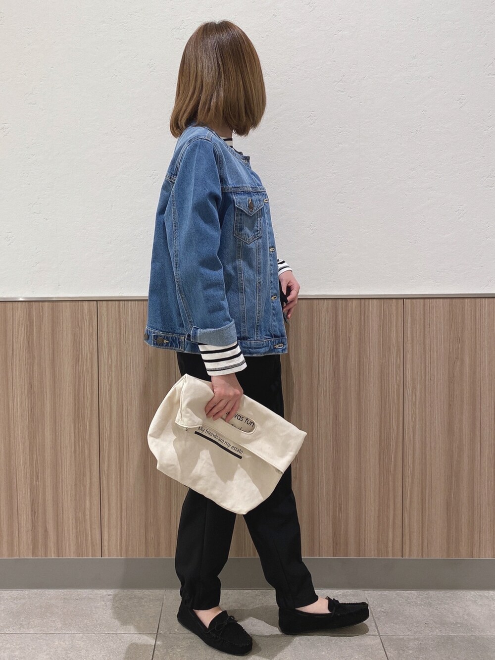 ブラック系のTシャツ/カットソー、ブルー系のデニムジャケット、ブラック系のその他パンツを着用したレディースの春コーディネートの2枚目の写真