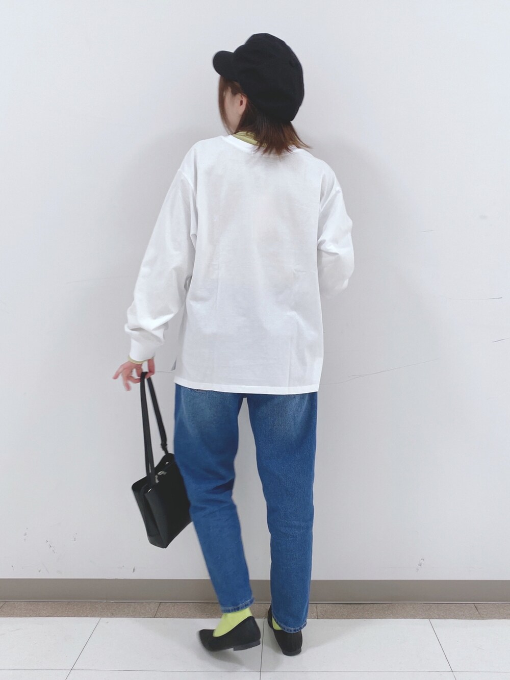 ホワイト系のTシャツ/カットソー、イエロー系のTシャツ/カットソー、ブルー系のデニムパンツを着用したレディースの春コーディネートの3枚目の写真