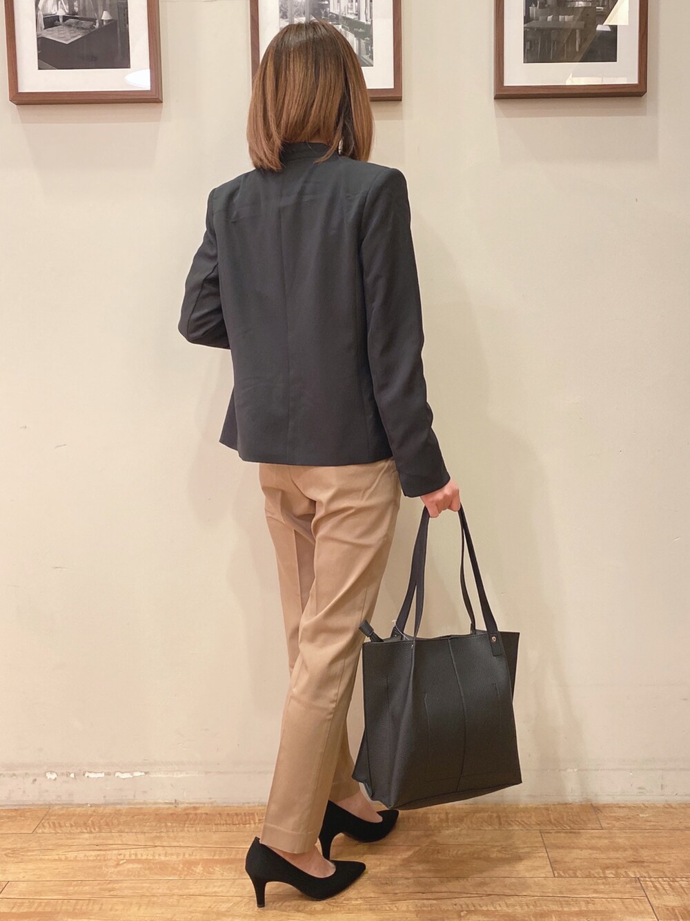 ブラック系のシャツ/ブラウス、ブラック系のノーカラージャケット、ベージュ系のその他パンツを着用したレディースの冬コーディネートの2枚目の写真