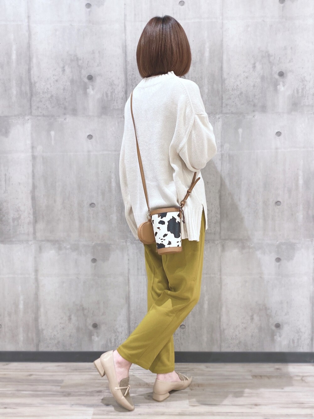 ホワイト系のニット/セーター、ベージュ系のショルダーバッグ、イエロー系のその他パンツを着用したレディースの秋コーディネートの2枚目の写真