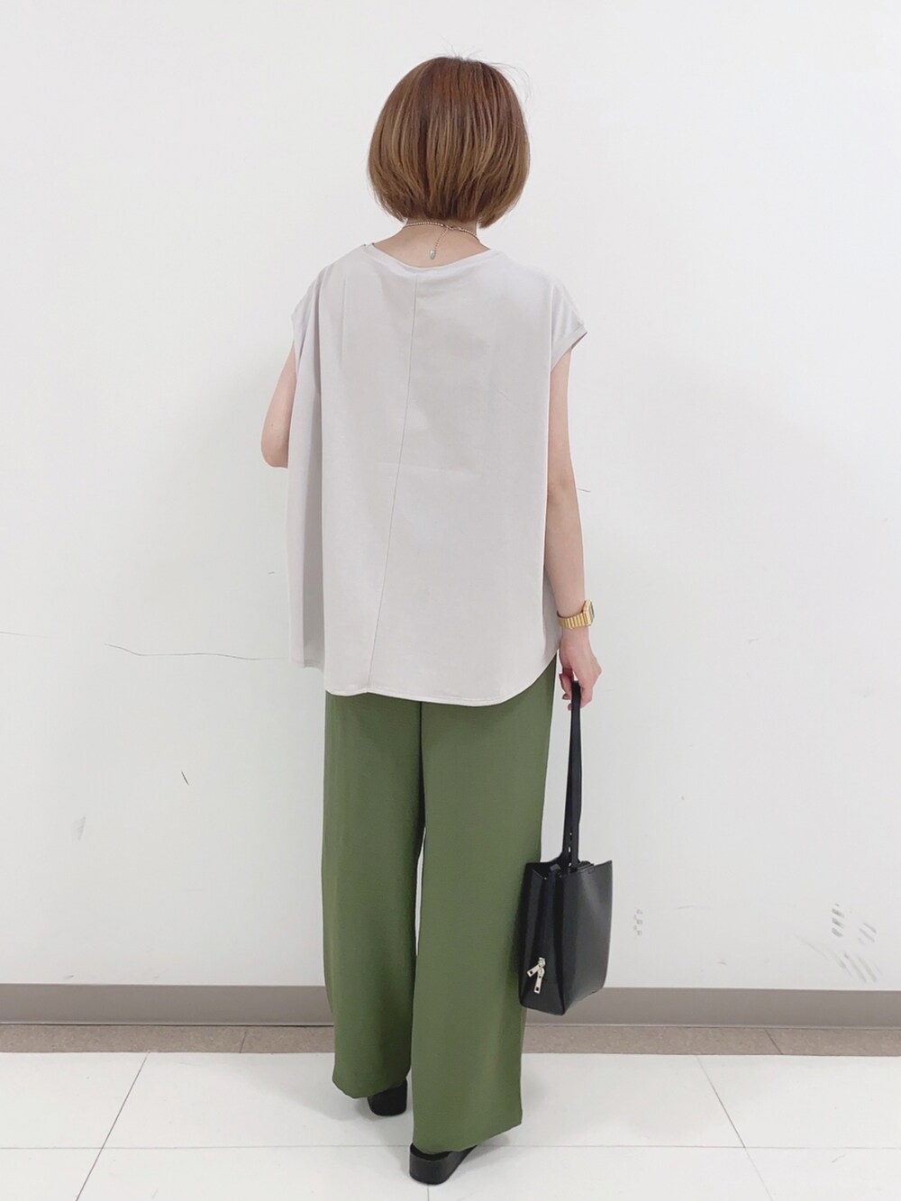 グレー系のTシャツ/カットソー、グリーン系のその他パンツ、シルバー系のサンダルを着用したレディースの夏コーディネートの3枚目の写真