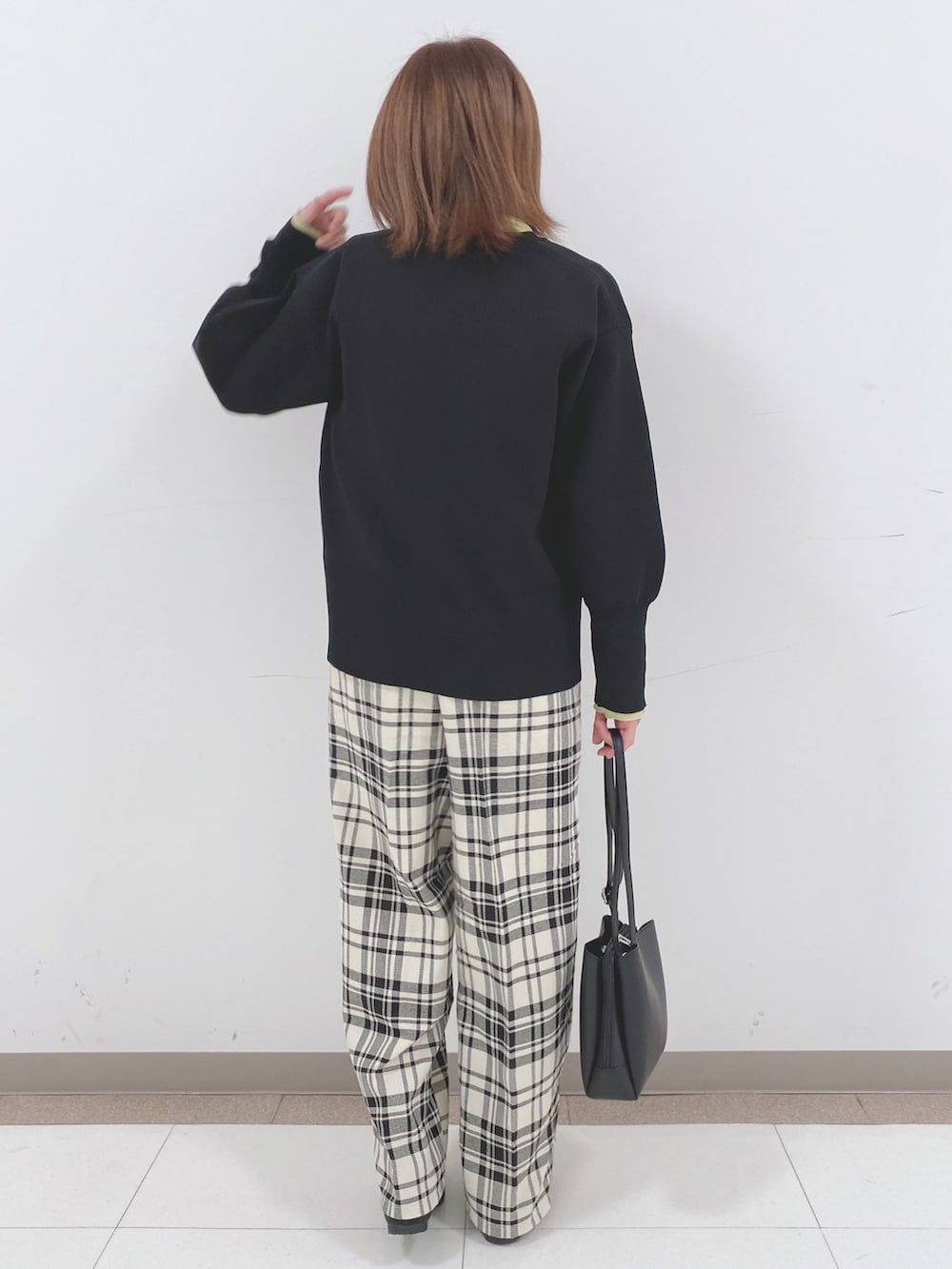 ブラック系のカーディガン/ボレロ、イエロー系のTシャツ/カットソー、ホワイト系のその他パンツを着用したレディースの春コーディネートの3枚目の写真