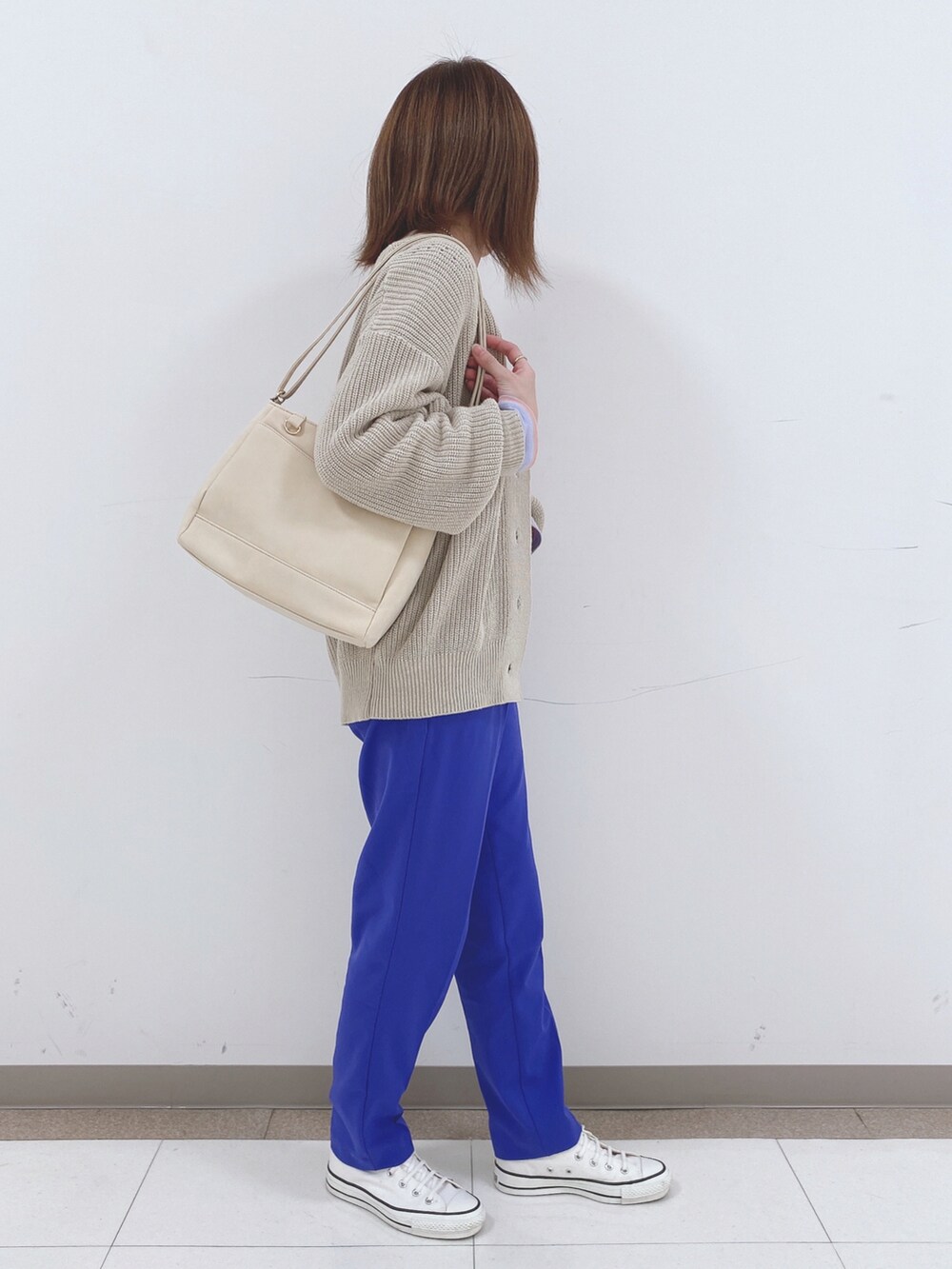 ピンク系のTシャツ/カットソー、ベージュ系のカーディガン/ボレロ、ブルー系のその他パンツを着用したレディースの春コーディネートの2枚目の写真