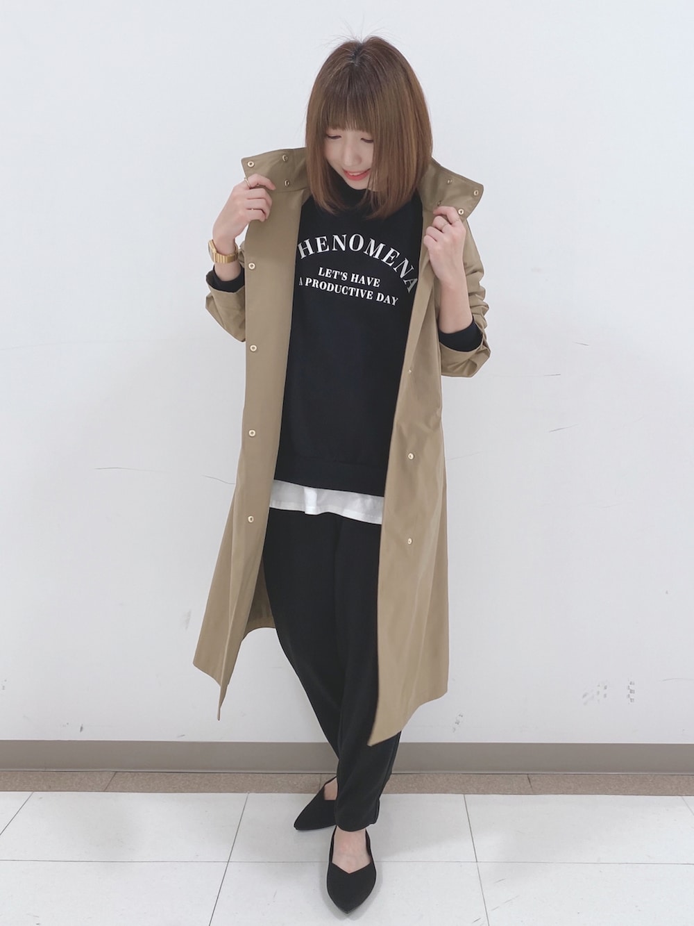 ベージュ系のその他アウター、ブラック系のスウェット、ホワイト系のTシャツ/カットソーを着用したレディースの冬コーディネートの4枚目の写真