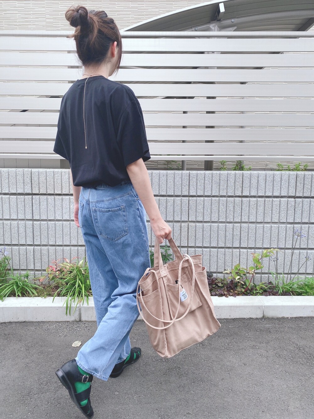 ブラック系のTシャツ/カットソー、ブルー系のデニムパンツ、ブラック系のシューズを着用したレディースの夏コーディネートの2枚目の写真